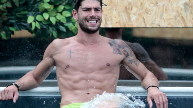 Gf Vip, il bagno &egrave; bollente: il costume di Ignazio Moser scivola gi&ugrave; - today.it