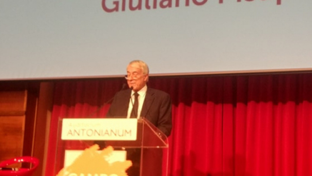 Giuliano Pisapia parla all'assemblea 'Diversa'