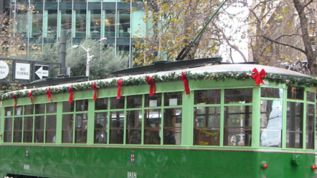 Il tram milanese matricola 1518, tra i primi della serie 1500 a entrare in servizio, restaurato e in versione "natalizia" - ilpost.it