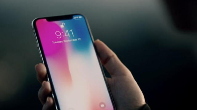 iPhone X di Apple &egrave; finalmente uscito sul mercato