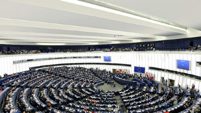 Qui in alto, una seduta del Parlamento Europeo (Bruxelles)