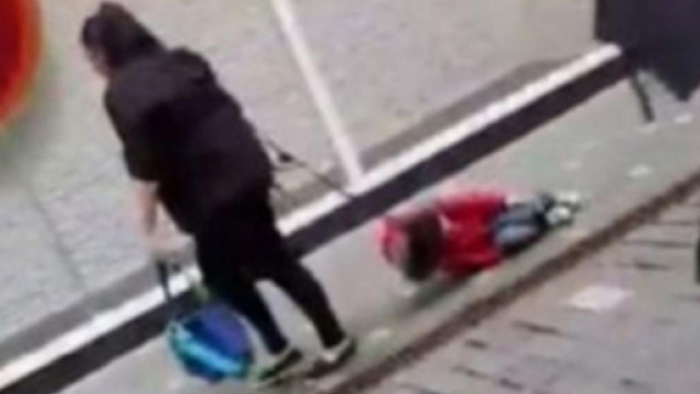 Trascina il bambino autistico con un guinzaglio.