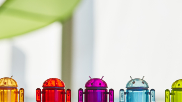 Un gruppo di statuette che rappresentano la mascotte di Android