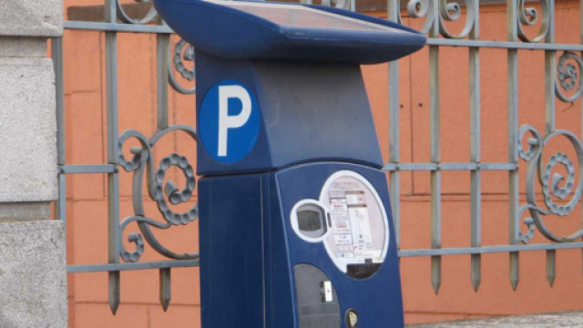 Un parcometro urbano a presidio delle strisce blu