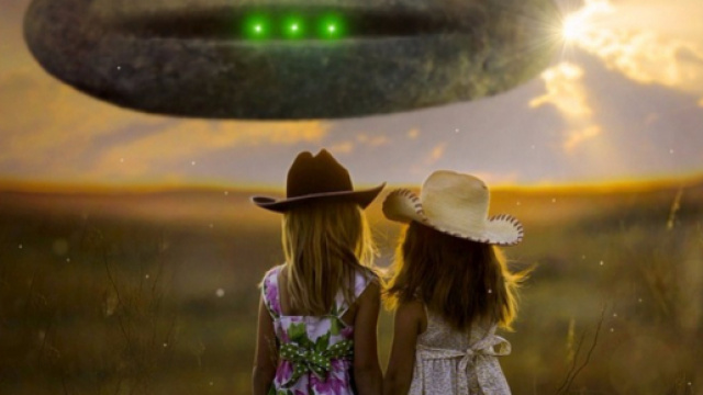 Bambini avvistano un UFO e fanno dei disegni.