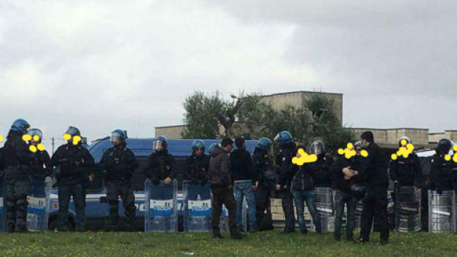 Il cordone di Polizia prima del cantiere Tap.