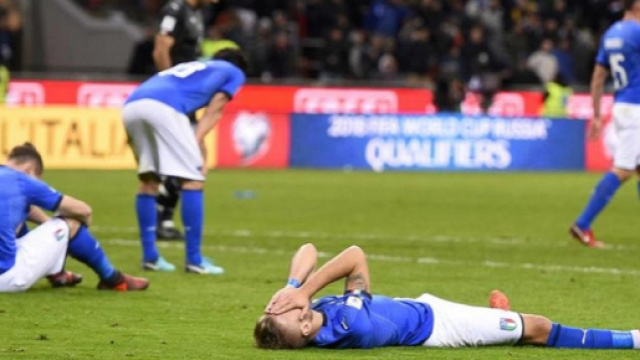 La disperazione degli azzurri dopo il triplice fischio di Italia-Svezia