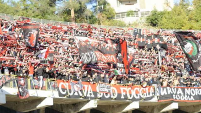 Nella foto i tifosi foggiani presenti allo stadio "Cino e Lillo Del Duca" di Ascoli