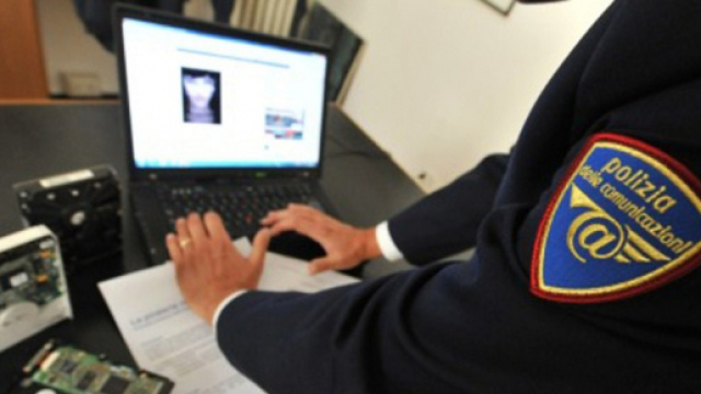 Poliziotti della Postale al lavoro foto Radio Gold.tv