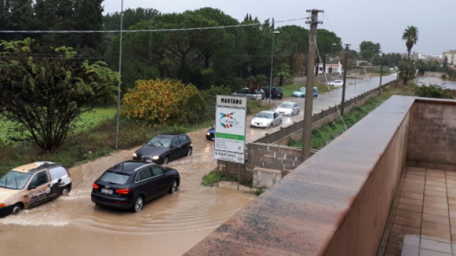 Strade allagate a Martano. Tanti disagi.