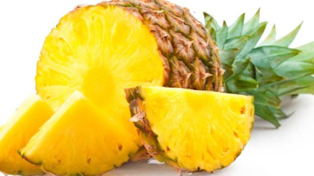 Un frutto di ananas tagliato a fette