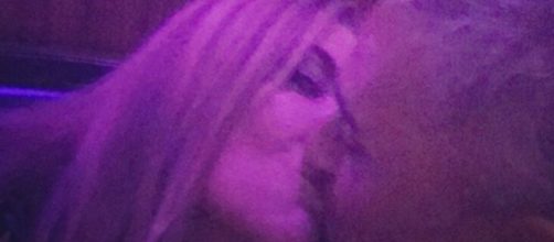 El beso de Kiko Hern&aacute;ndez y Bel&eacute;n Ro.