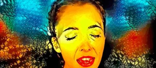 Taryn shoutern est&aacute; realizando un album de m&uacute;sica junto a una computadora