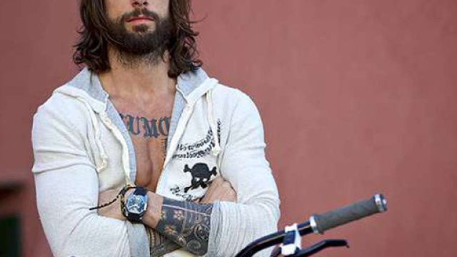 Brumotti, inviato di Striscia la Notizia, aggredito a Bologna