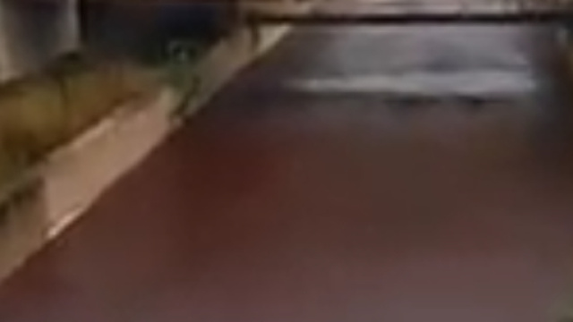 Il fiume rosso che si vede nel video.