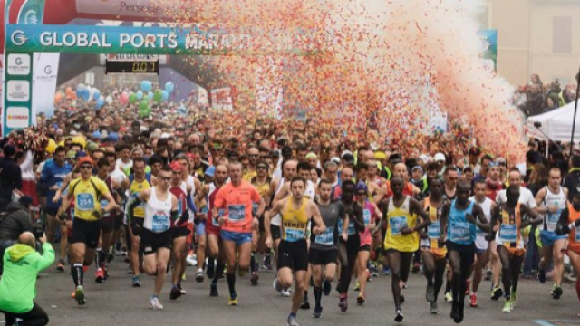 La partenza della Global Ports Maratona di Ravenna 2017 (via Facebook - Maratona di Ravenna Citt&agrave; d'Arte)