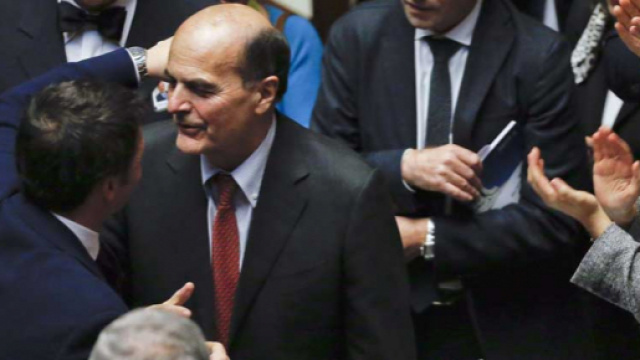 Matteo Renzi e Pier Luigi Bersani si salutano alla Camera