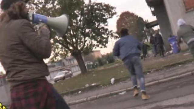 Troupe di &ldquo;Striscia la notizia&rdquo; aggredita a Bologna - Foto La Stampa - lastampa.it