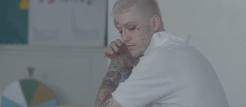 Lil Peep reportedly overdosed in his tour bus in Tucson on November 15. [Lil Peep / YouTube screencap]