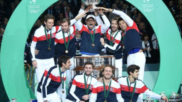 L'&eacute;quipe de France soulevant le Coupe Davis
