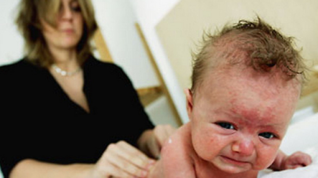 Donna spezza le ossa a un bimbo di 3 mesi