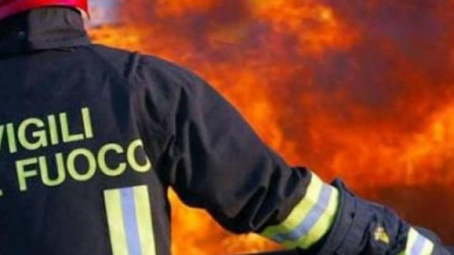 Vigili del fuoco intervengono per spegnere le fiamme