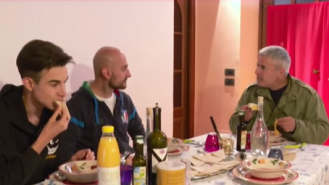 Enrico Lucci a tavola con famiglia vegana