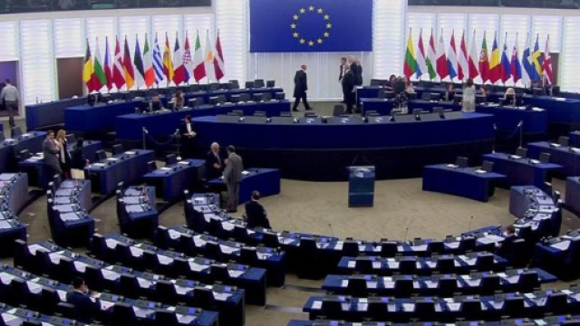Il Parlamento Europeo con le poltrone vuote