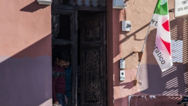 Il portone del circolo del PD di Ostia Antica dato alle fiamme la scorsa notte