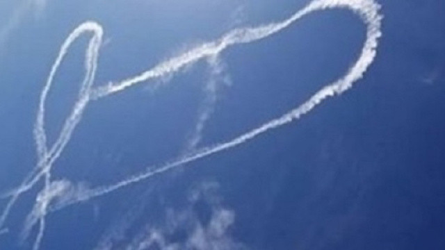 Jet militare disegna un pene gigante nel cielo