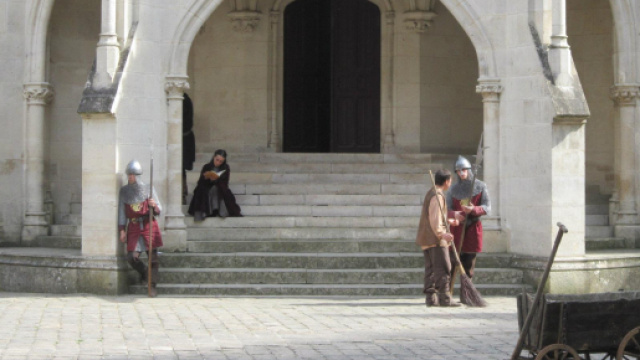 Les figurants de la saison 5 de la s&eacute;rie Merlin patientent entre deux sc&egrave;nes. Photo prise par Sophie Bourrier au Ch&acirc;teau de Pierrefonds.