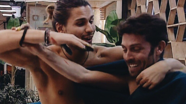 Luca Onestini canta Batti le mani