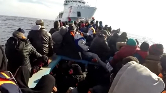 Migranti in un 'viaggio della speranza', soccorsi in mare dalla Guardia costiera