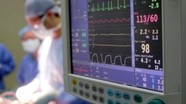 Operato al cervello mentre suona il clarinetto