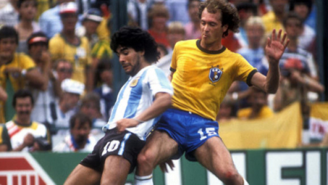 Paulo Roberto Falcao, contrasto con Maradona in Brasile-Argentina dei Mondiali 1982