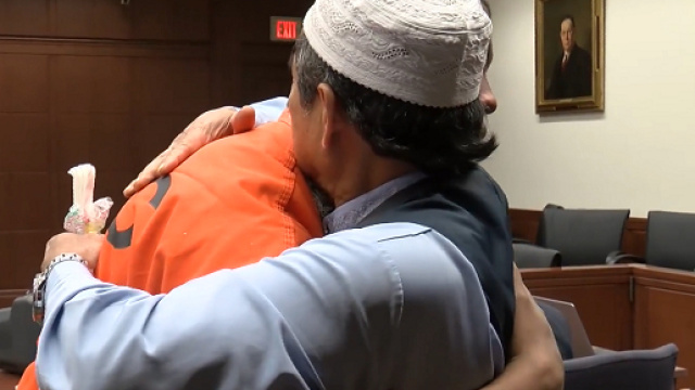 Uccide il figlio e il padre abbraccia il killer - Foto da Facebook