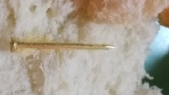 Un chiodo all'interno di un panino