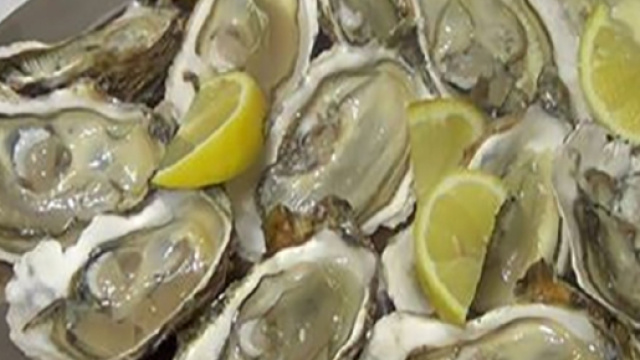 Un piatto ricco di ostriche con limone