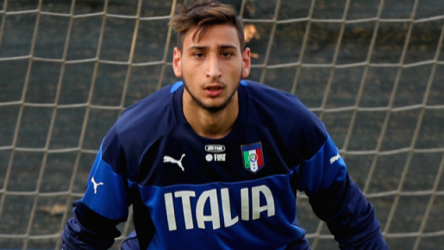 Donnarumma impegnato in allenamento a Coverciano.