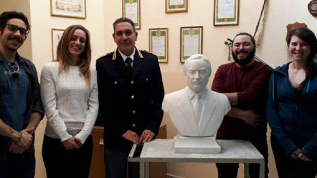 Il mezzo busto marmoreo di Giovanni Falcone restaurato