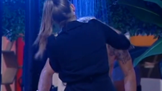 Ivana e Ignazio insieme sotto la doccia