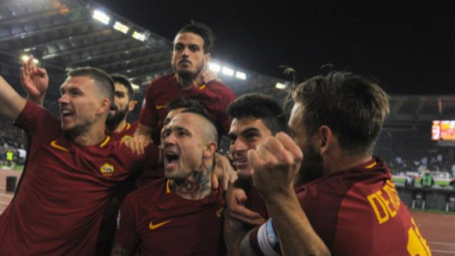 La Roma festeggia la rete di Nainggolan