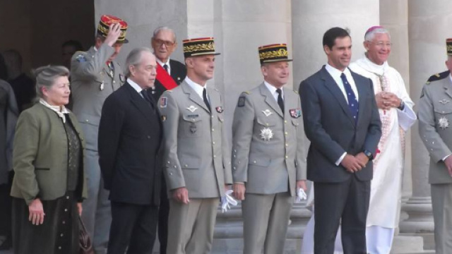 Le Comte de Paris (&agrave; gauche, en noir) et Louis XX, Duc d'Anjou (&agrave; droite, cravate bleu)