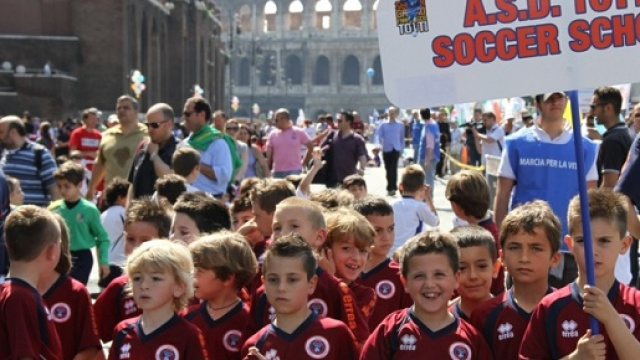 Piccolo bullo di 8 anni espulso dalla Totti Soccer School per aver picchiato un compagno con disabilit&agrave;