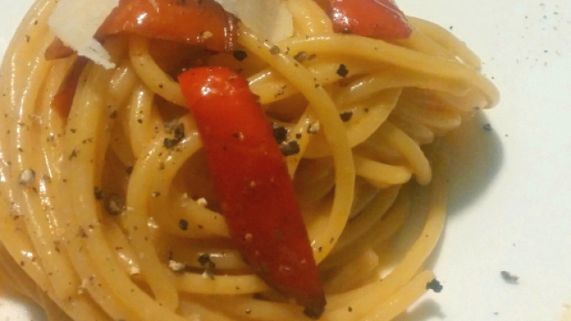 Spaghettoni alla carbonara vegetariana.