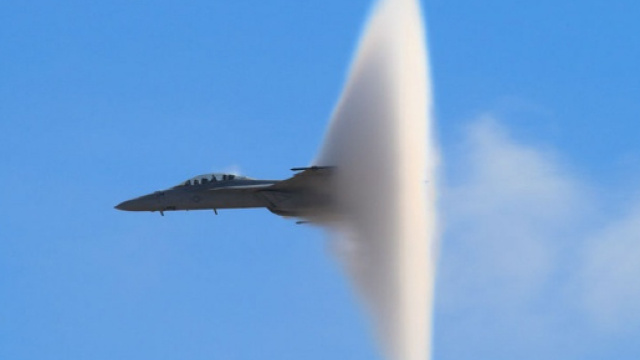 Un top gun Usa alla guida di un caccia F 18 si &egrave; 'divertito' a disegnare sopra ai cieli americani un fallo.