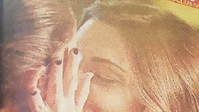 Bacio lesbo tra Belen e la sua assistente