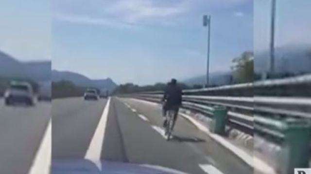 Migrante in bici in autostrada, poliziotto pubblica un video con ... - huffingtonpost.it