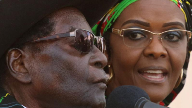 Robert Mugabe et son &eacute;pouse Gr&acirc;ce, d&eacute;barqu&eacute;s du pouvoir