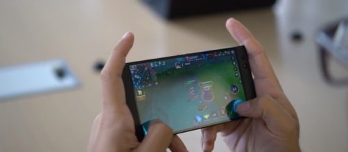 Razer Phone; (Image Credit: Pocketnow/ Youtube Screenshot)